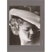 Une Femme des années 30, d'Ergy Landau, reproduction photo noir et blanc sur grande carte postale.