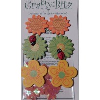 Fleurs et coccinelles minatures en bois pour décors de scrapbooking.