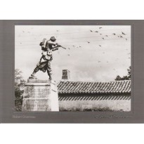 Monument aux Morts de Monpazier photo de Robert Doisneau en carte postale