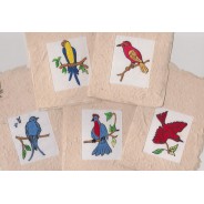 Jeu de 5 oiseaux brodés montés en cartes de papier épais  fabriquées entièrement main.