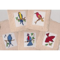 Jeu de 5 oiseaux brodés montés en cartes de papier épais  fabriquées entièrement main.