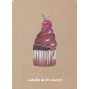 Cupcake chocolat intense, rubis et émeraude, carte postale bijou en pâtisserie